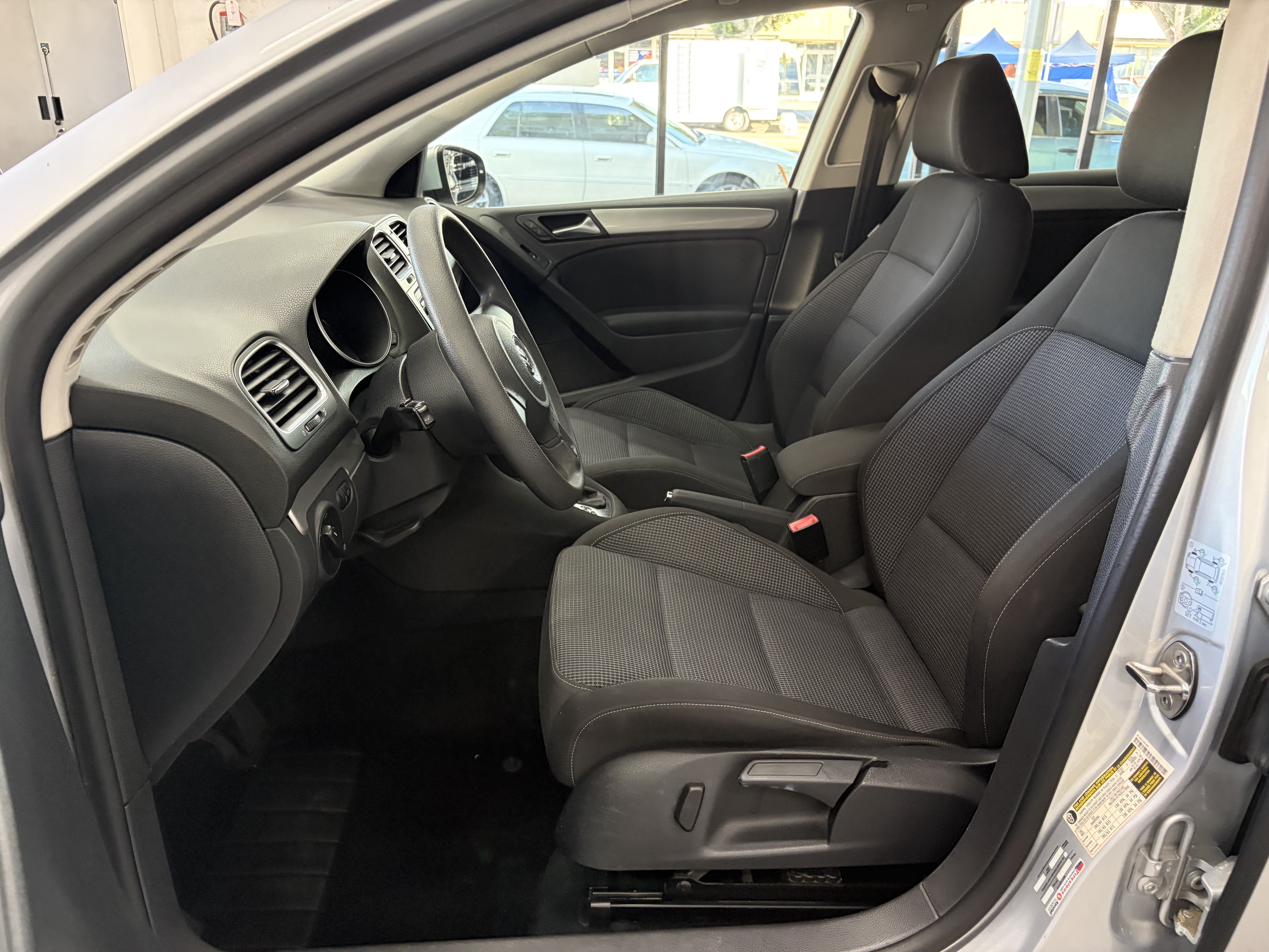 Used 2013 Volkswagen Golf 4-Door FWD image 12