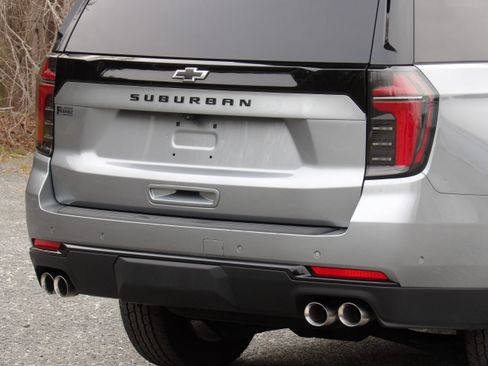 Used 2025 Chevrolet Suburban Z71 image 14