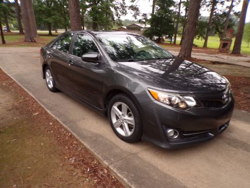 Used 2014 Toyota Camry SE w/ Sport Limited Edition FWD image 2