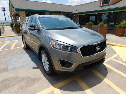 Used 2018 Kia Sorento FWD image 1