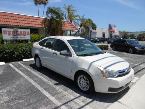Used 2010 Ford Focus SE Sedan FWD image 1