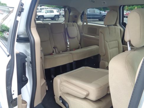 Used 2014 Dodge Grand Caravan SXT image 8