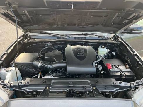 Used 2022 Toyota Tacoma TRD Off-Road image 12