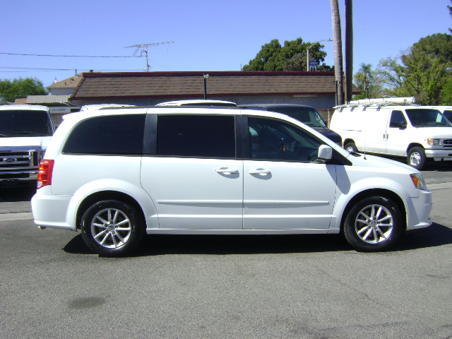 Used 2015 Dodge Grand Caravan SXT FWD image 2