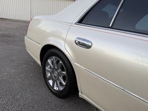 Used 2009 Cadillac DTS Luxury image 24