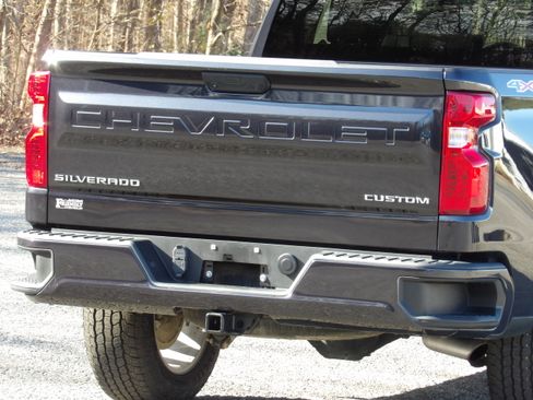 Used 2022 Chevrolet Silverado 1500 Custom image 11
