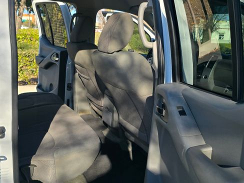 Used 2016 Nissan Frontier SV image 21