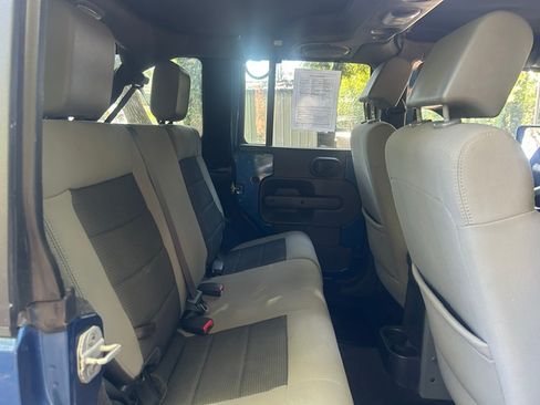 Used 2010 Jeep Wrangler 4WD Unlimited Sahara image 17