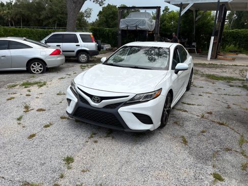 Used 2020 Toyota Camry SE Sedan 4D FWD image 1