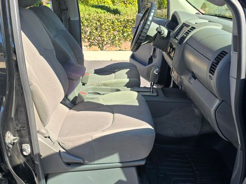 Used 2011 Nissan Frontier SE image 24
