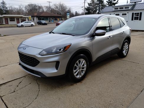 Used 2021 Ford Escape SE image 3