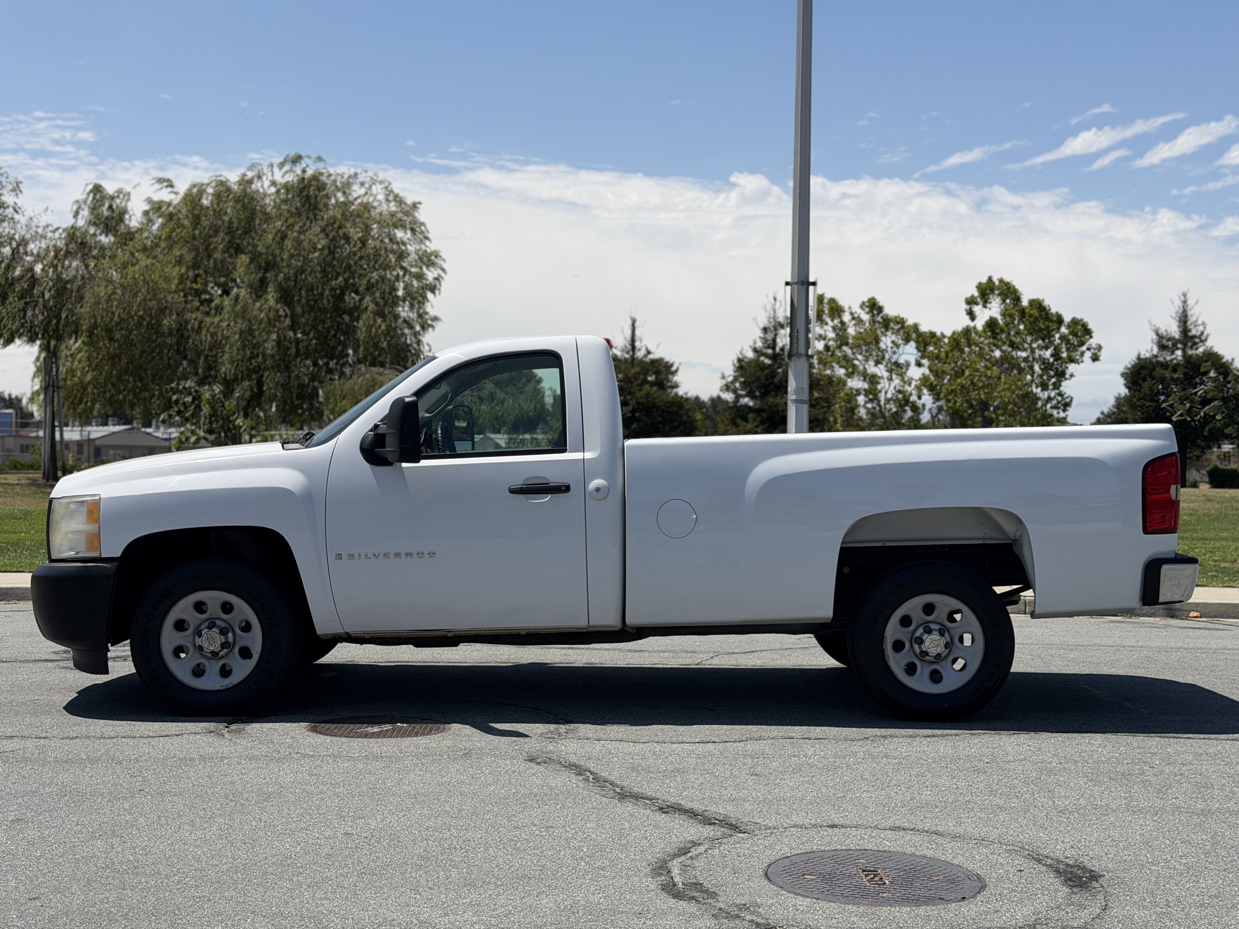 Used 2008 Chevrolet Silverado 1500 2WD Regular Cab image 2