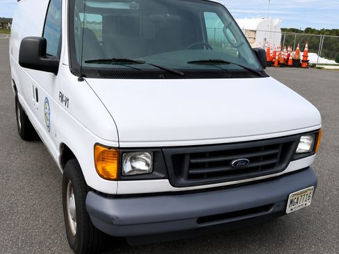 Used 2006 Ford E-150 and Econoline 150 XL RWD image 2