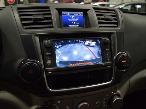 Used 2013 Toyota Highlander SE image 28