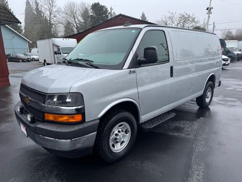 Used 2017 Chevrolet Express 2500 image 6