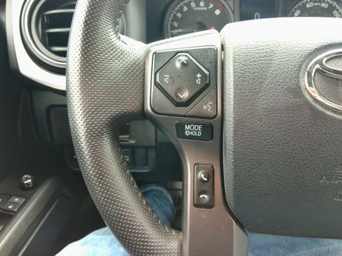 Used 2018 Toyota Tacoma TRD Off-Road image 47