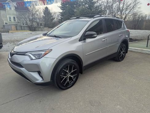 Used 2018 Toyota RAV4 SE image 1