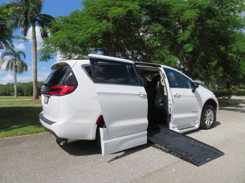 Used 2024 Chrysler Pacifica Touring-L image 3