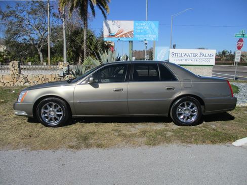 Used 2010 Cadillac DTS Luxury image 2