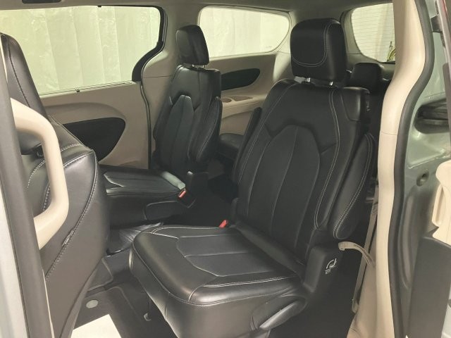 Used 2023 Chrysler Pacifica Touring-L FWD image 17