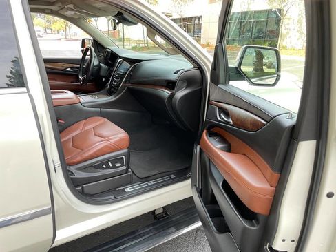 Used 2015 Cadillac Escalade Premium Luxury Platinum image 11