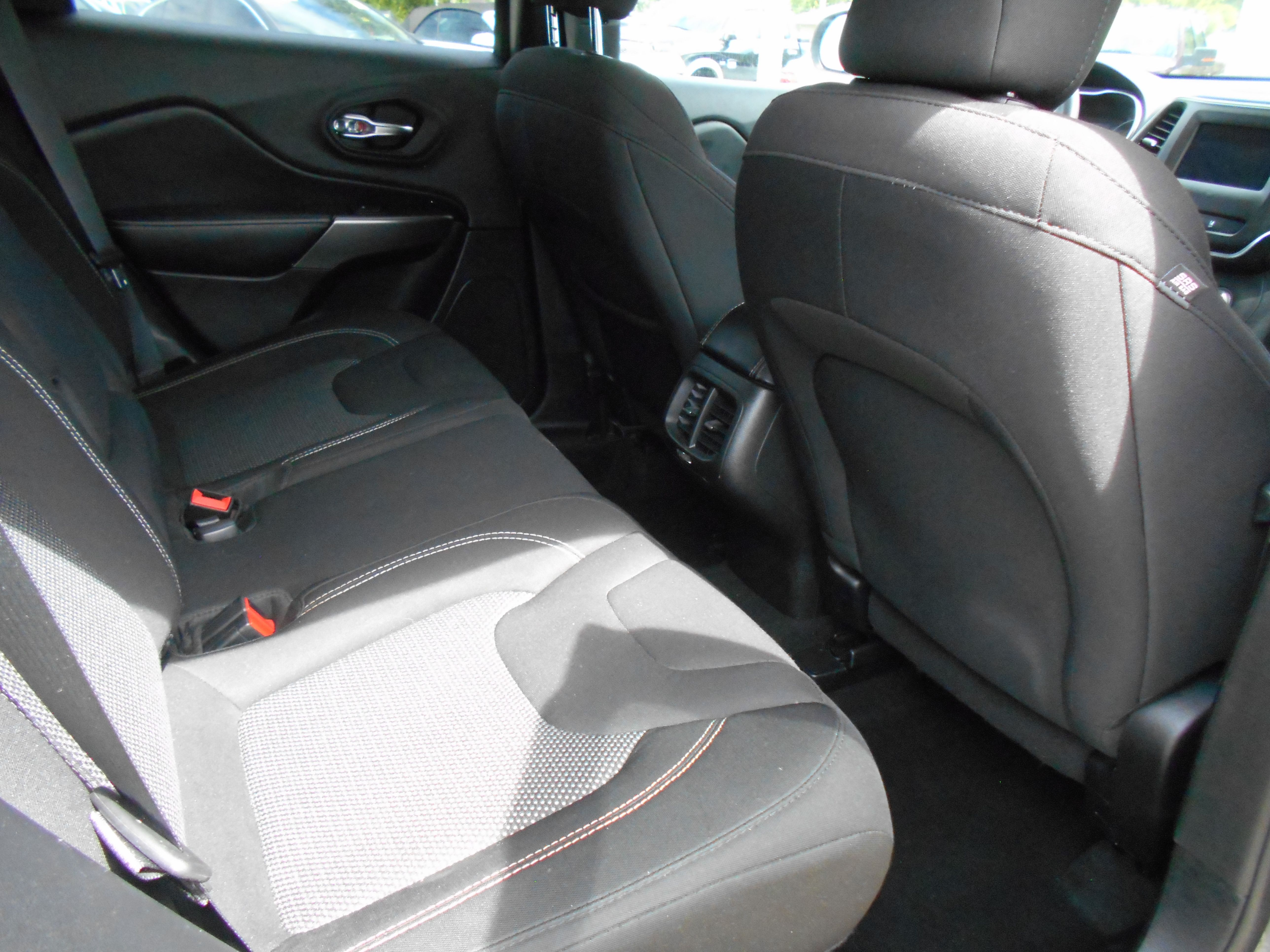 Used 2021 Jeep Cherokee 4WD Latitude image 10