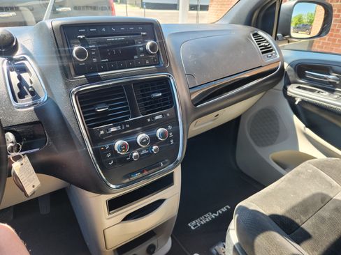 Used 2016 Dodge Grand Caravan Sport FWD image 12