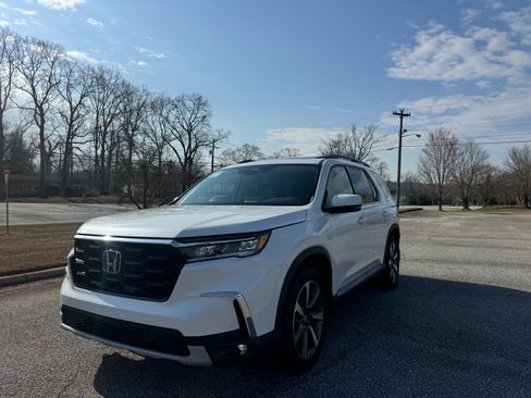 Used 2025 Honda Pilot Touring image 1