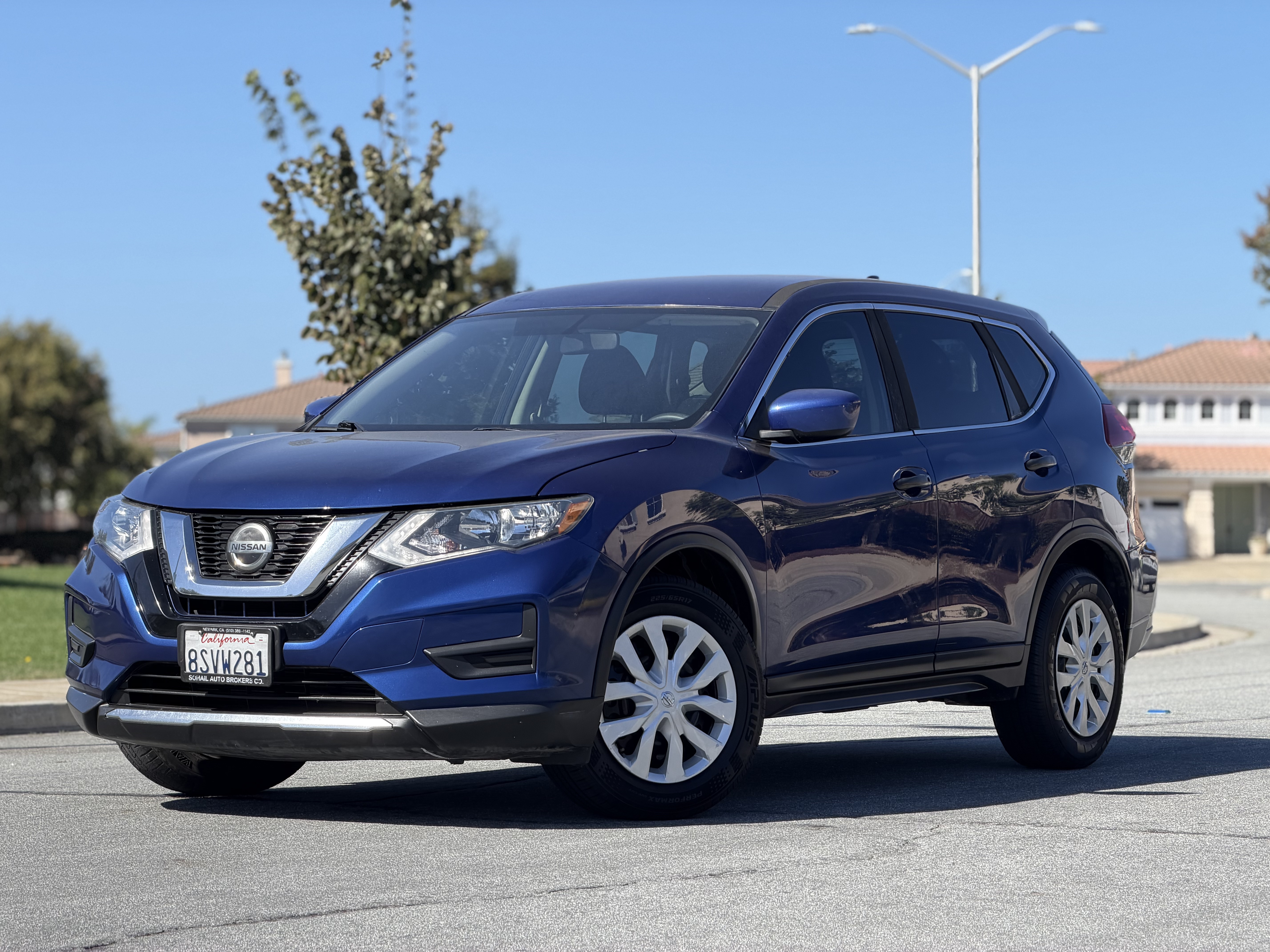 Used 2018 Nissan Rogue FWD image 1