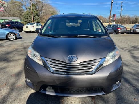 Used 2017 Toyota Sienna XLE Premium image 6