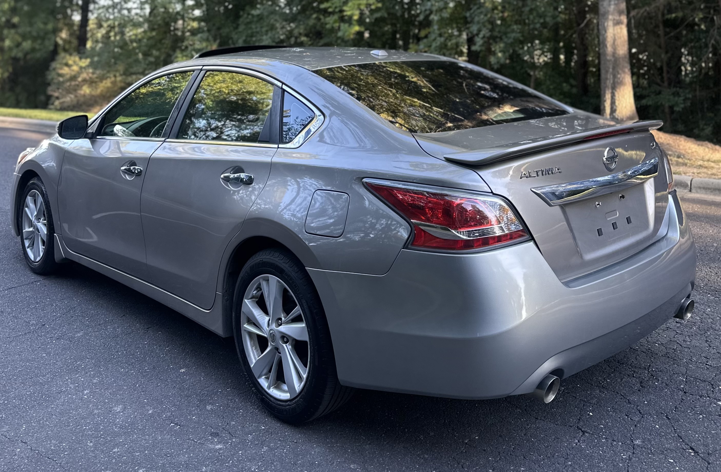 Used 2015 Nissan Altima SV FWD image 6