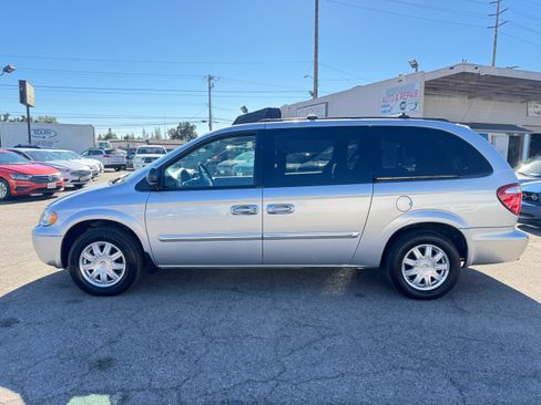 Used 2005 Chrysler Town & Country Touring image 3
