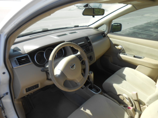 Used 2010 Nissan Versa Hatchback FWD image 12