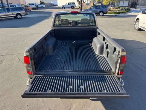 Used 2004 Nissan Frontier XE image 9
