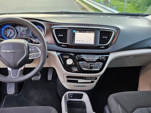 Used 2024 Chrysler Voyager LX image 15