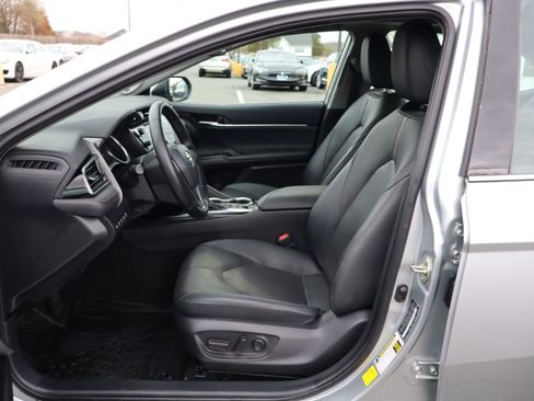 Used 2020 Toyota Camry XLE image 13