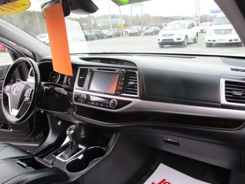 Used 2018 Toyota Highlander XLE image 38
