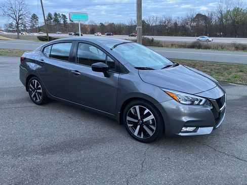 Used 2021 Nissan Versa SR image 6