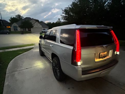 Used 2017 Cadillac Escalade 2WD Platinum image 19