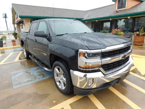Used 2017 Chevrolet Silverado 1500 2WD Crew Cab LT image 1