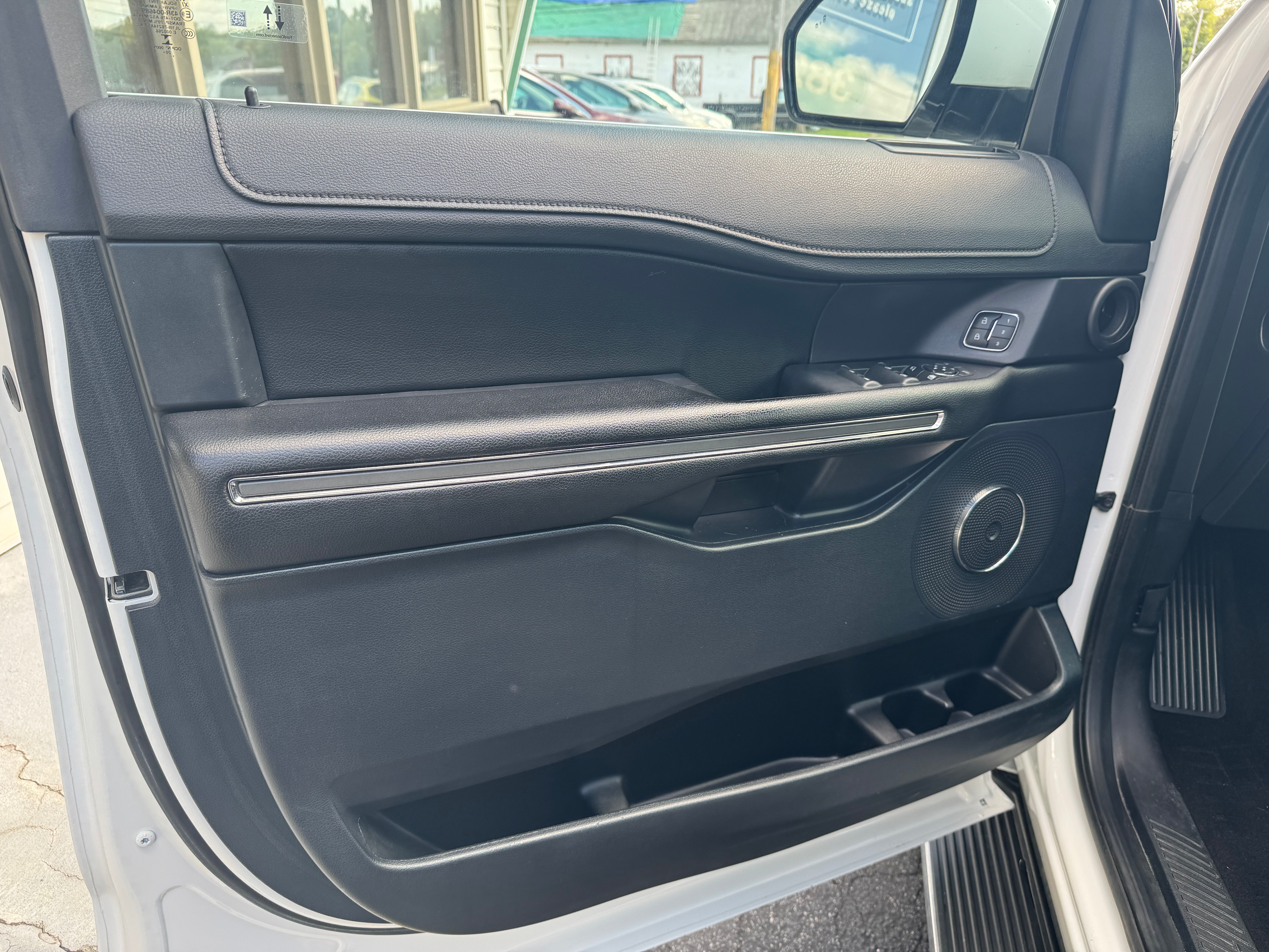 Used 2021 Ford Expedition 4WD XLT image 9
