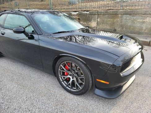 Used 2015 Dodge Challenger SRT image 2