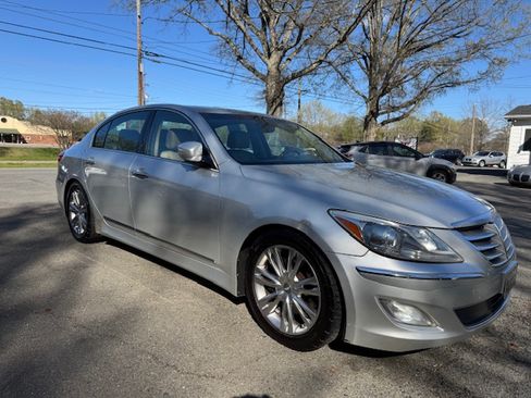 Used 2012 Hyundai Genesis 4.6 image 7