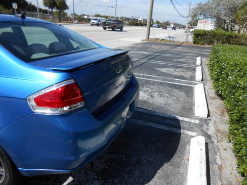 Used 2010 Ford Focus SE image 4