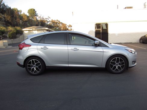 Used 2018 Ford Focus SEL Hatchback FWD image 3