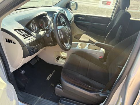 Used 2012 Dodge Grand Caravan SXT FWD image 4