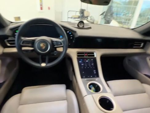 Used 2022 Porsche Taycan image 20