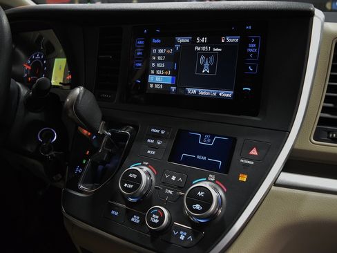 Used 2015 Toyota Sienna LE image 28