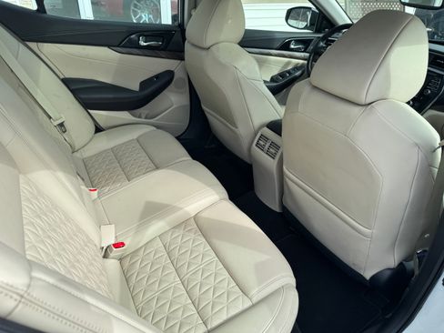 Used 2017 Nissan Maxima Platinum image 16