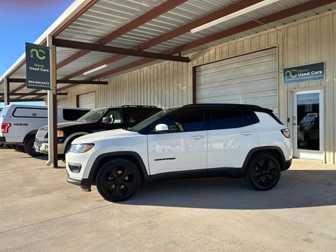 Used 2019 Jeep Compass Latitude image 2